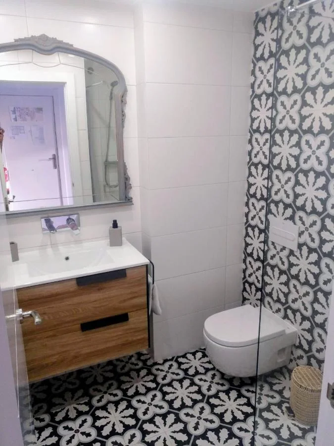 El baño, con azulejo de dibujo