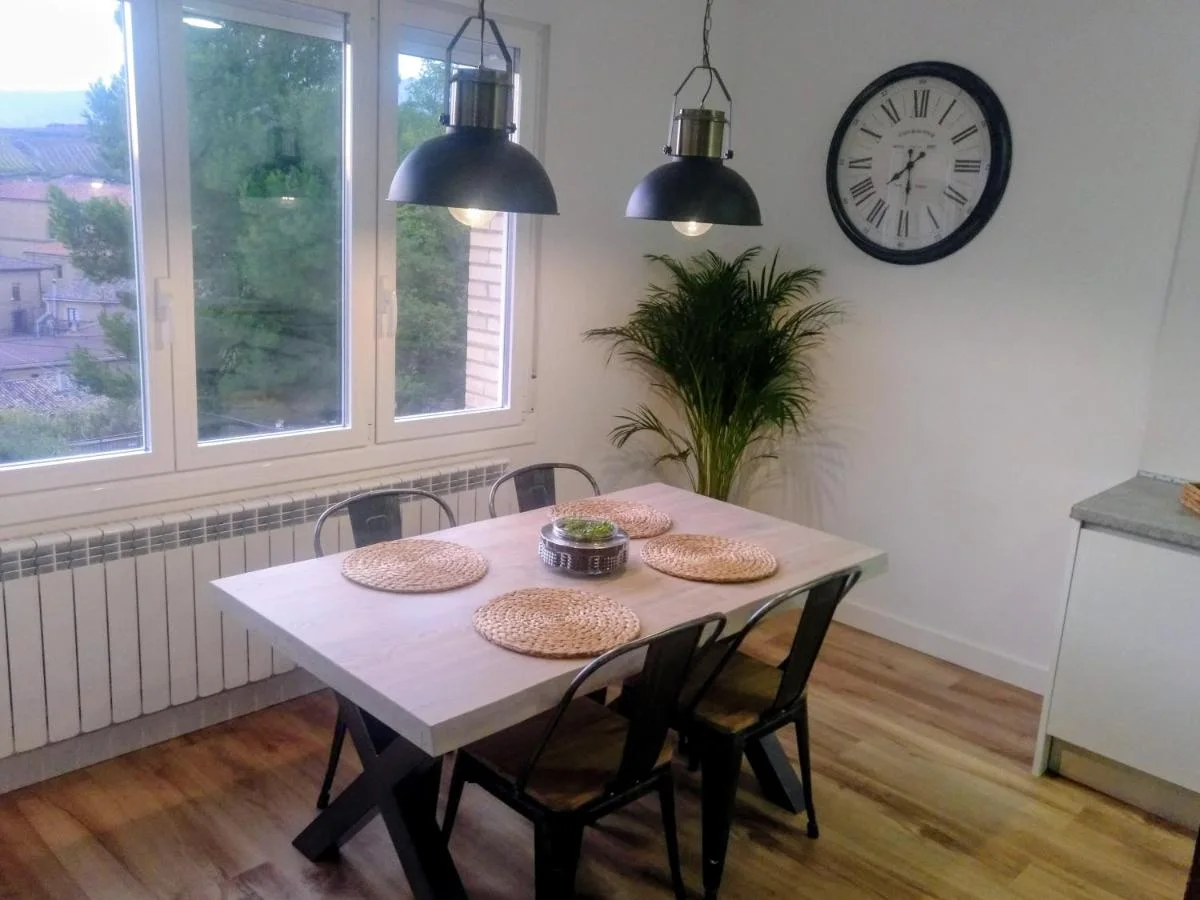 La mesa de comedor bajo la ventana