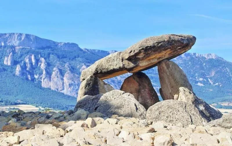 Un dolmen, con la sierra detrás