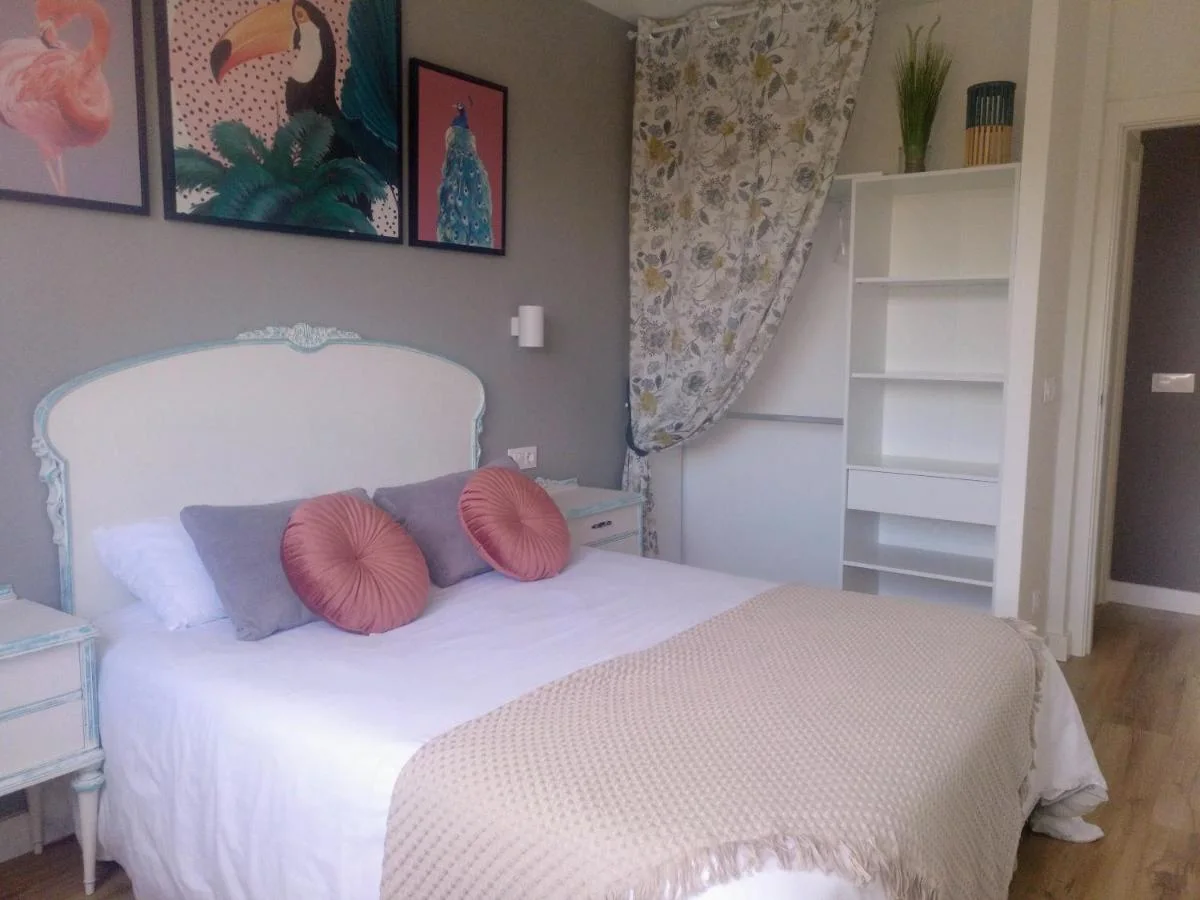 La cama doble, con sus cojines