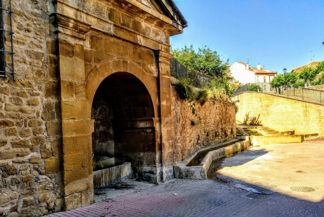 El portal de piedra del pueblo
