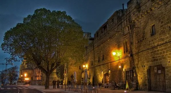 El pueblo iluminado de noche
